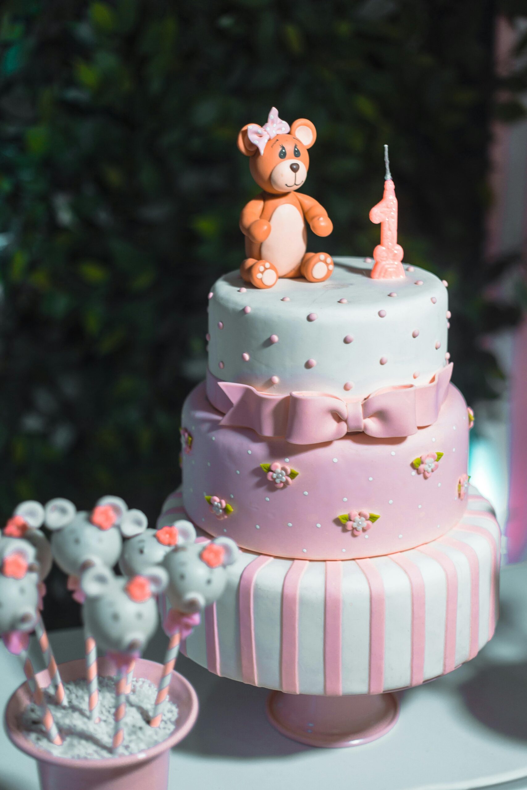 Charming teddy bear themed cake for a first birthday celebration, perfect for creating special memories.